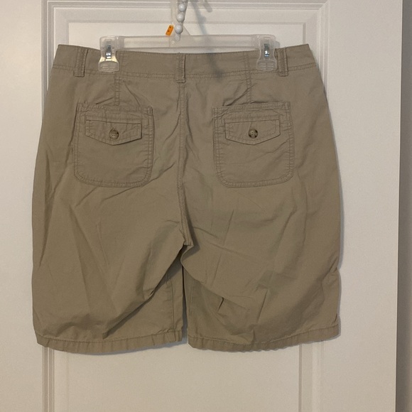 Dockers ladies cotton shorts. Size 12. EUC - Picture 2 of 3